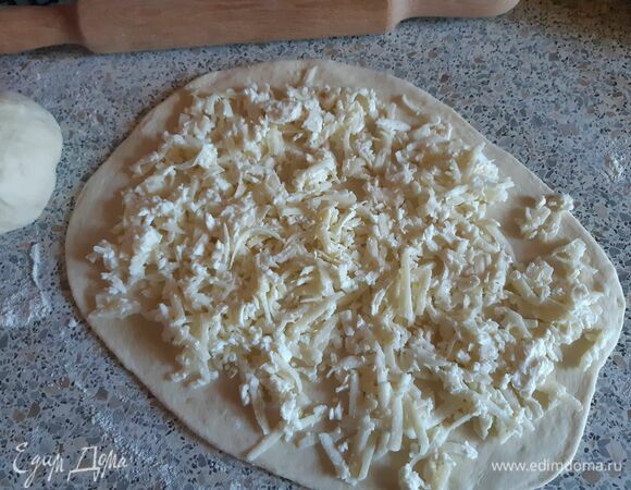 Раскатываем тесто овальной формой и выкладываем начинку.