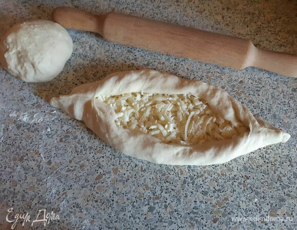 Формируем лодочки, даем постоять 10 минут, смазываем желтком и ставим в духовку на 20 минут при температуре 190–200°C.