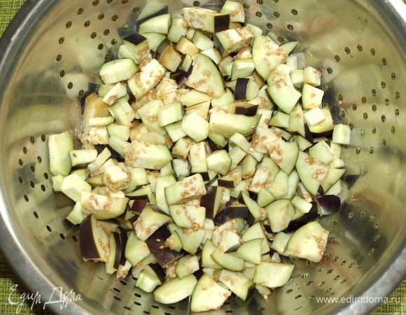 Вес баклажан указан в очищеном виде. Нарезанные кубиками баклажаны складываем в дуршлаг, посыпаем солью и оставляем на 20 минут, чтоб из баклажанов ушла горечь и они стали более мягкими. Это делать необязательно, можно сразу приступить к приготовлению.