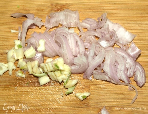 Лук-шалот очистить и мелко нарезать. Чеснок очистить и мелко порубить.