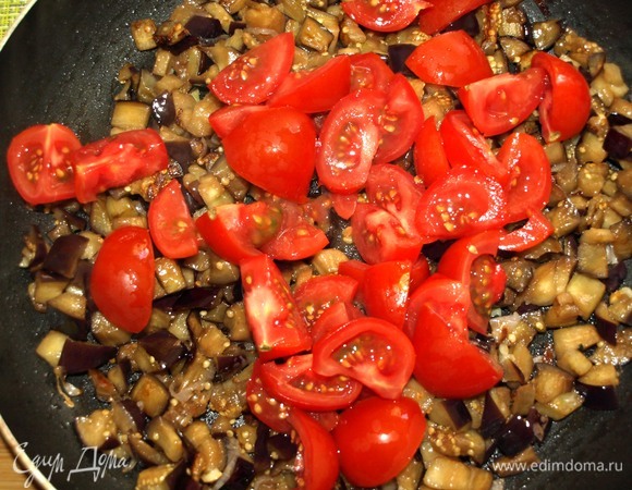 Добавляем нарезанные кубиками помидоры или черри, разрезанные на 4 части. Готовим 3–5 минут.