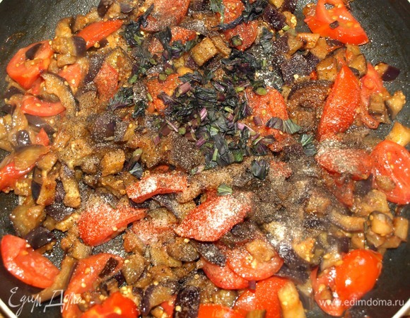 Добавляем мелкорубленый базилик, соль и перец. Перемешиваем. Готовим 1 минуту. Снимаем с огня.