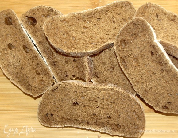 Чиабатту нарезать и подсушить на сухой горячей сковороде.