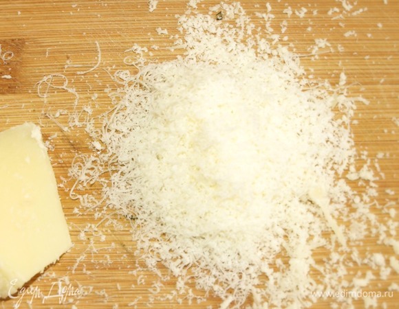 Сыр натереть на мелкой терке.