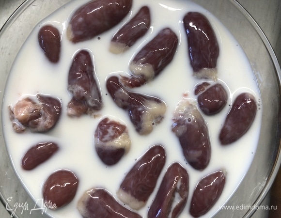 Сердца залейте молоком, поставьте в холодное место.