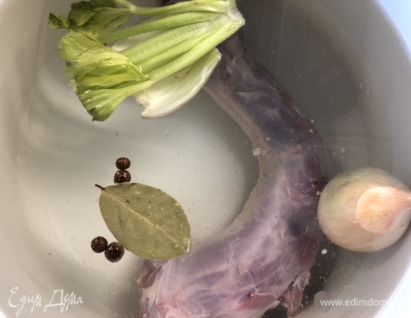 Шею индейки залейте холодной водой, добавьте лавровый лист, душистый перец (4 шт.), луковицу и верх и низ от стебля сельдерея. Доведите до кипения, убавьте огонь, снимите пенку.