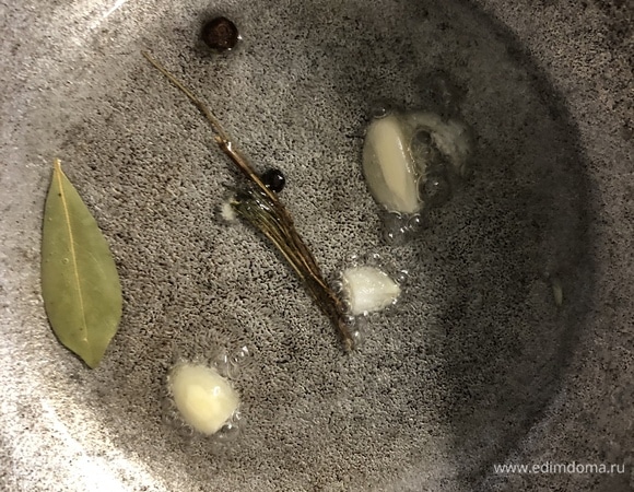 В кастрюле с толстым дном или сковородке разогрейте масло, добавьте лавровый лист, веточку тимьяна, два душистых перца и раздавленный чеснок. Как только чеснок станет золотым, достаньте все шумовкой.