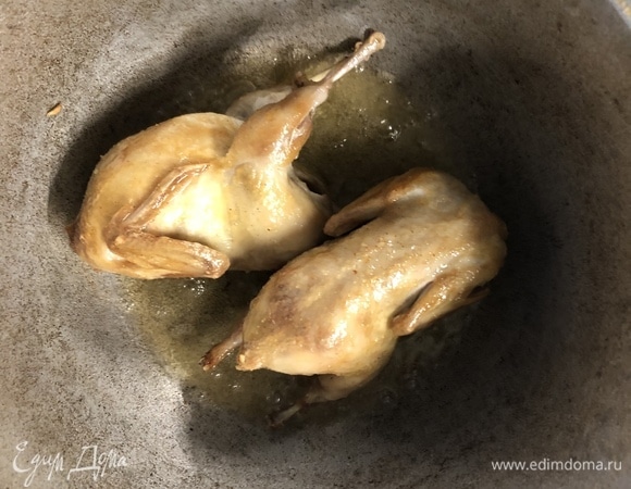 В получившемся масле обжарьте до золотистой корочки перепелку, далее отправьте ее в бульон.