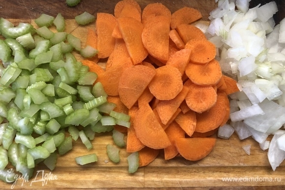 Нарежьте лук, морковь, сельдерей, отправьте в масло, где жарилась перепелка.