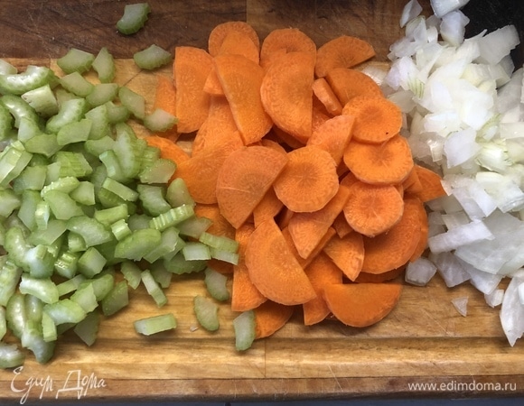 Нарежьте лук, морковь, сельдерей, отправьте в масло, где жарилась перепелка.