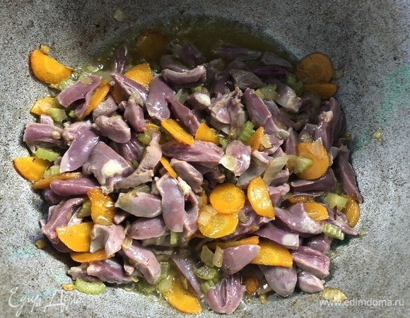 Когда овощи подрумянятся, добавьте сердца, разрезаные на четыре части, удалив сгустки крови и лишний жир.