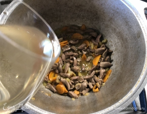 Добавьте в зажарку стакан вина, продолжайте готовить, пока не начнет загустевать.