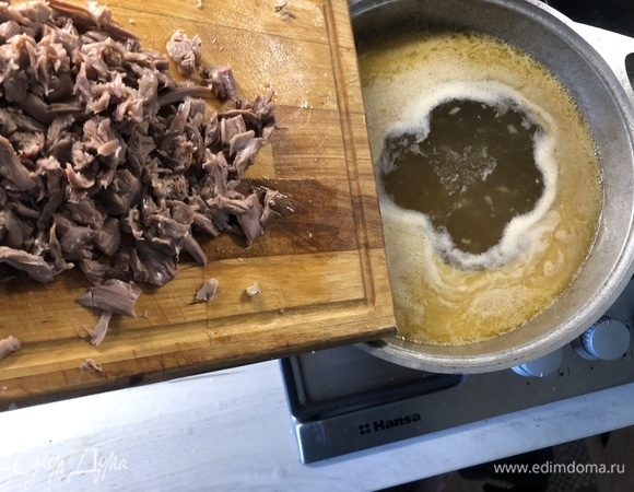 В зажарку добавьте процеженный бульон, отделите мясо от шеи, нарежьте, нарежьте порционно перепелку, отправьте все в кастрюлю еще на 10–15 минут, продолжая убирать верхний слой пенки.