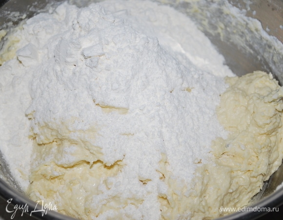 Для теста яйцо соединить с сахаром, добавить сметану, соду, соль и растопленный сливочный маргарин, все хорошо перемешать. Добавить муку с разрыхлителем.