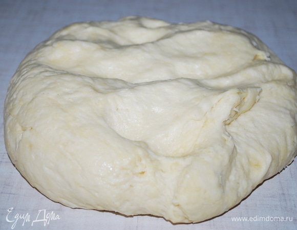 Замесить тесто, оно получается нежное и мягкое.