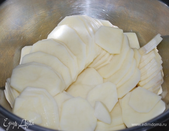 Для начинки картофель нарезать тонкими колечками.