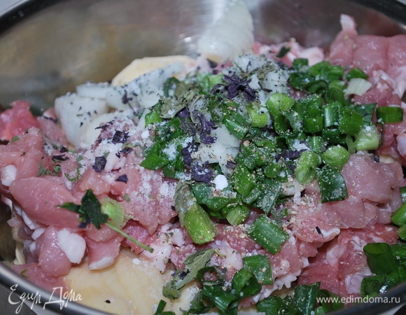 Лук и мясо мелко нарезать, добавить свежемолотый черный перец, сушеный базилик и соль. Добавить в начинку 2 ст. л. сметаны, перемешать.