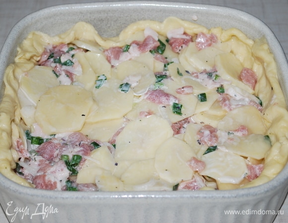 Выложить начинку на тесто.