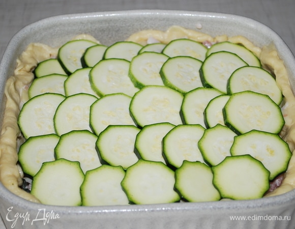Поверх начинки выложить кабачок, нарезанный кольцами.