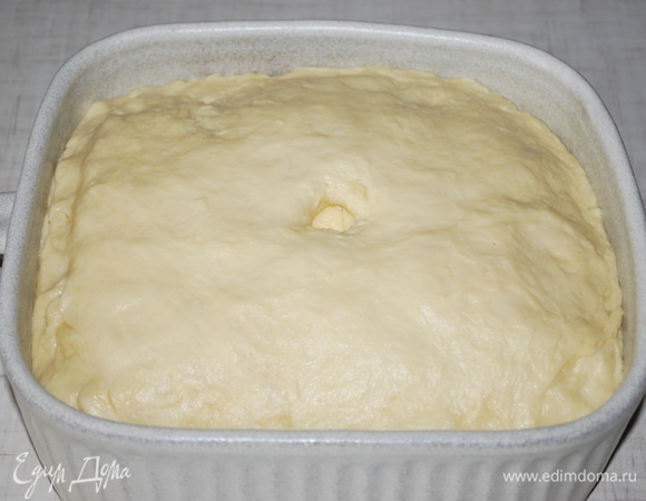 Начинку закрыть тестом и сформировать пирог. Выпекать пирог при 170°C в течение 1 часа 20 минут.