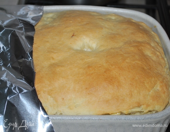 Когда корочка зарумянится, пирог можно прикрыть фольгой, чтобы корочка пирога сильно не зарумянилась и начинка успела приготовиться.