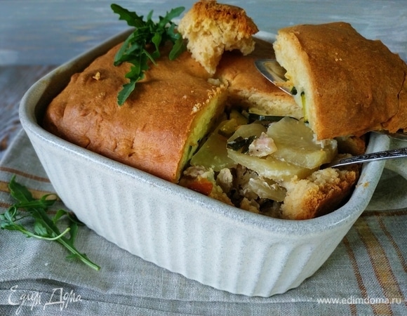 Дать пирогу после духовки 10–15 минут отдохнуть и подавать к столу. Начинка у пирога получается сочная, а тесто — мягкое и нежное. Приятного аппетита.