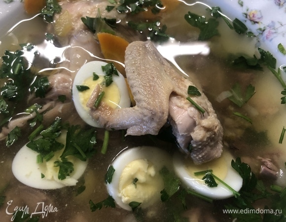 Отварите перепелиные яйца и нарежьте петрушку. Добавляйте порционно. Приятного аппетита.