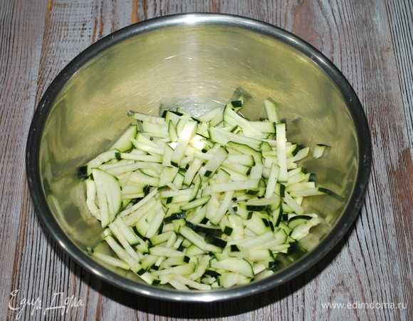 Для начинки надо молодые кабачки мелко нарезать и натереть на крупной терке (у меня два кабачка, один кабачок я мелко нарезала, другой натерла на крупной терке).