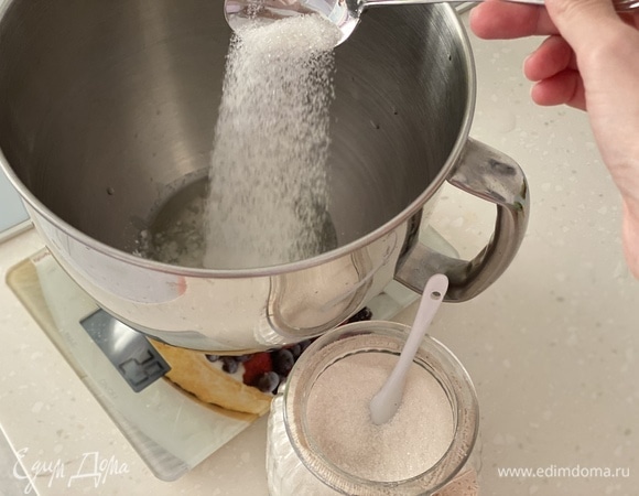 Масло и сахар взбить до гладкого состояния.