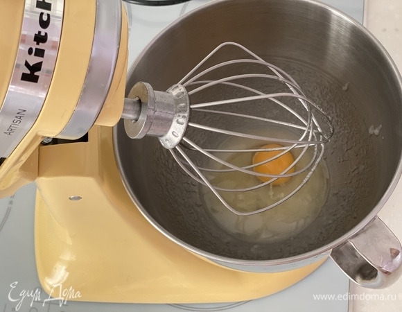 Добавить яйцо, хорошо взбить.