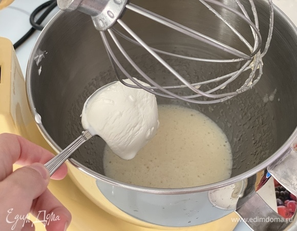 Добавить йогурт и ваниль. Также перемешать на средней скорости.