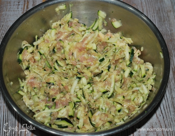 Добавить в начинку фарш (у меня мясной фарш с добавлением лука и чеснока). Добавить свежемолотый черный перец, посолить по вкусу, добавить свежую зелень по вкусу. Начинка готова.