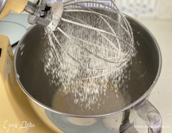 Смешать все сухие ингредиенты и добавить к смеси.