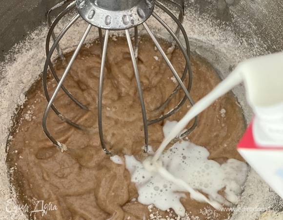 Добавить молоко и хорошо взбить.