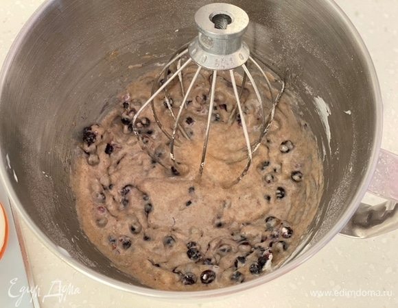 Далее добавить чернику и аккуратно перемешать.