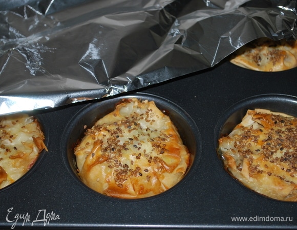 Через 30 минут убрать фольгу и дать пирогам подрумяниться в духовке еще примерно 15 минут.