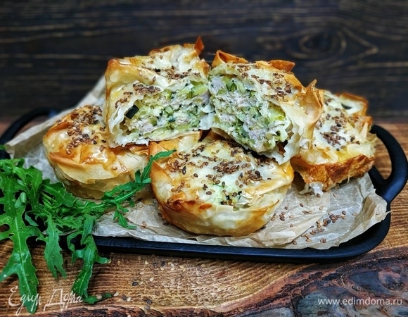 Пироги получаются очень вкусные и сочные, с хрустящей корочкой сверху. Приятного аппетита.