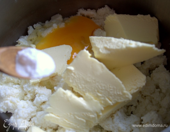 Нарезать масло, которое достаем заранее. Добавить соду и соль. Ложки без горки.