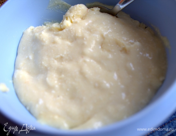 Когда масса станет однородной, похожей на сыр, выключить и перенести в любую формочку. Когда остынет, убрать в холодильник.