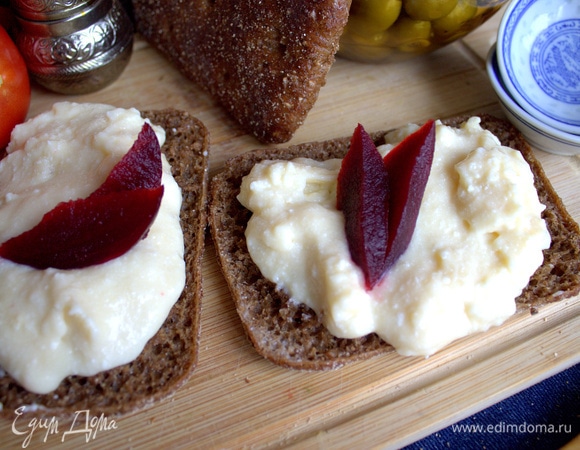 Украсить ломтиками вареной свеклы.