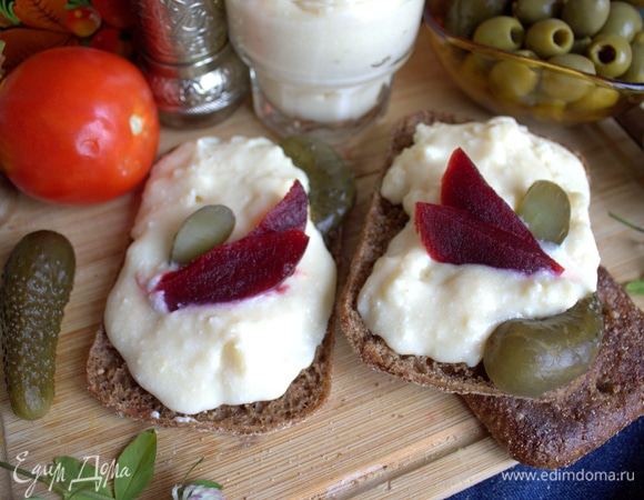 И соленым огурчиком.