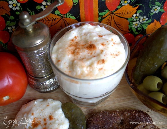 Посыпать паприкой и чили или внести их сразу, еще на огне.