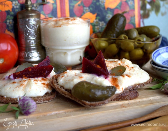 У меня получилось сыра 2 стаканчика по 150 мл.