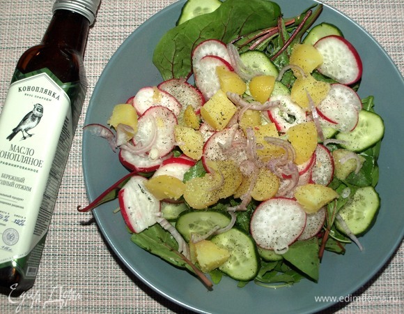 Добавить лимонный сок, перец, соль, конопляное масло ТМ «Коноплянка» и перемешать. Добавить зелень петрушки. Можно подавать.