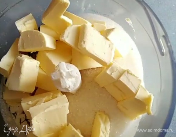 Холодное сливочное масло нарезать кубиками и добавить к муке, включить комбайн. Должна получиться мелкая крошка.