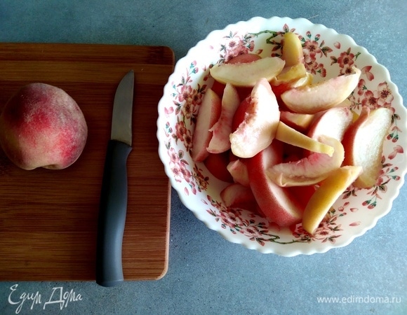 Персики нарезать слайсами.