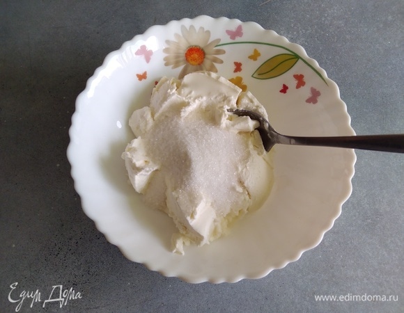 Смешать сливочный сыр и 40 г сахара.