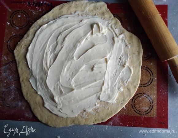 Намазать сырной начинкой.