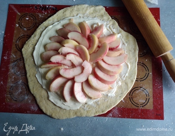 Веером выложить персики. По желанию посыпать еще сахаром.