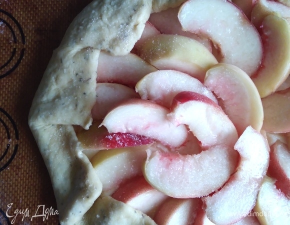 Завернуть края галеты, оставляя свободными 2–3 см. Смазать их водой и посыпать оставшимся сахаром.Выпекать 25 минут. Как подрумянится, можно убавить до 170°C